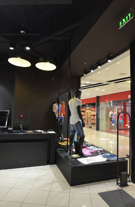 STAFF Jeans & Co - One Salonica — φωτογραφία 9
